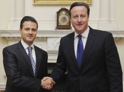 Enrique Peña Nieto fue recibido por David Cameron. AP  /