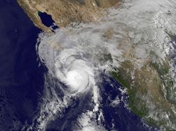 Imagen de la NASA que muestra al huracán ''Paul'' en la península de Baja California. AFP  /