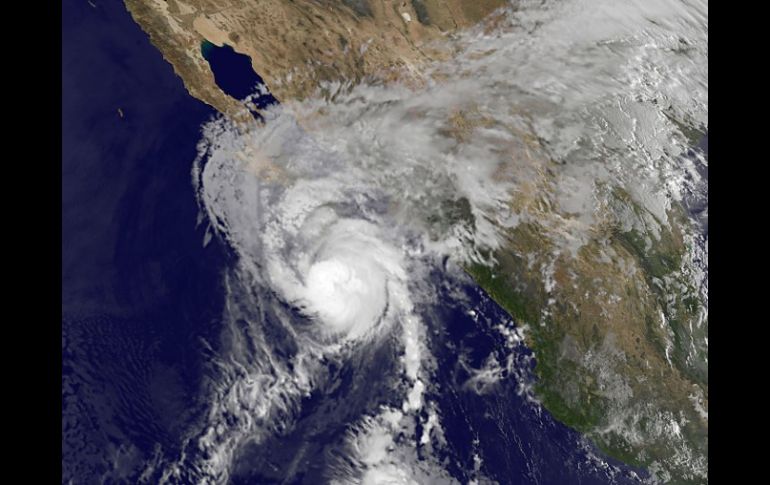 Imagen de la NASA que muestra al huracán ''Paul'' en la península de Baja California. AFP  /