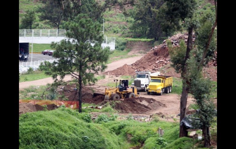 Los vecinos de la zona denuncian molestias y daños causados por los trabajos de construcción en la zona. ARCHIVO  /