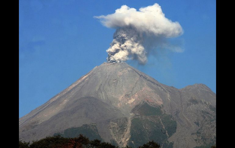 Sólo el Popocatépetl y el Volcán de Colima (foto) cuentan con observación permanente. ARCHIVO  /