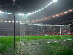 La lluvia dejo en malas condiciones el terreno enel estadio nacional de Varsovia. AFP  /