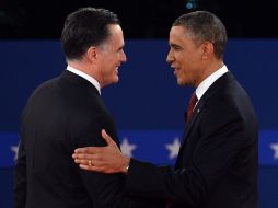 Romney y Obama se saludan previo al arranque del debate. AFP  /