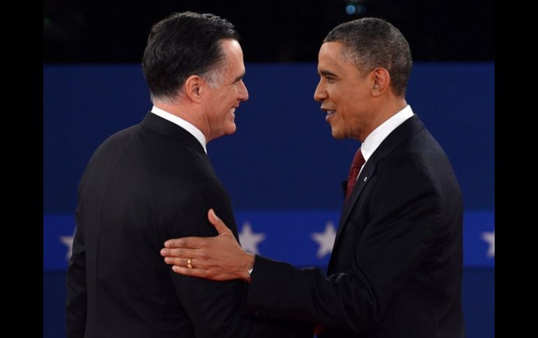 Romney y Obama se saludan previo al arranque del debate. AFP  /