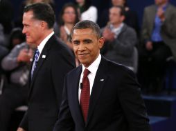 El presidente Barack Obama , y el candidato republicano, Mitt Romney (i), salen del escenario tras el segundo debate presidencial. EFE  /