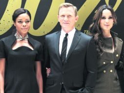 Naomie Harris, Daniel Craig y Berenice Marlone, durante la alfombra roja en la Gran Manzana. AP  /