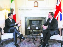 Enrique Peña Nieto conversa con el primer ministro de Gran Bretaña, David Cameron. Sólo permaneció un día en Londres. NTX  /