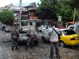 Elementos policiacos trabajando en el lugar del ataque al director de la Policía Municipal del puerto. ARCHIVO  /