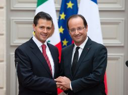 François Hollande (d), estrecha la mano de Enrique Peña Nieto (i). AFP  /