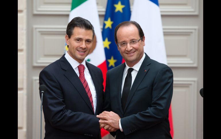 François Hollande (d), estrecha la mano de Enrique Peña Nieto (i). AFP  /