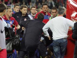 Los intengrantes de ambas selecciones se dieron con todo al final del partido del martes pasado. AP  /