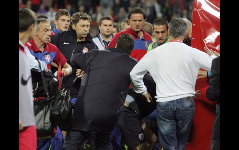 Los intengrantes de ambas selecciones se dieron con todo al final del partido del martes pasado. AP  /