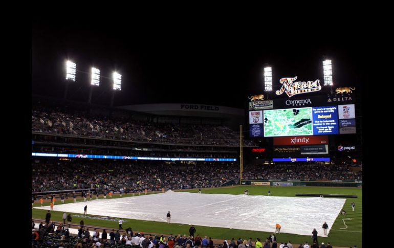 El Comerica Park durante la lluvia que obligó a posponer el cuarto juego de la Serie de Campeonato de la Liga Americana. AFP  /