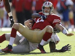 Alex Smith espera no ser maltratado por la defensiva de los Halcones Marinos. AP  /