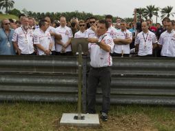 Fausto Gresini (c), propietario del San Carlo Honda Gresini, durante la colocación de una placa que recuerda al piloto italiano. EFE  /