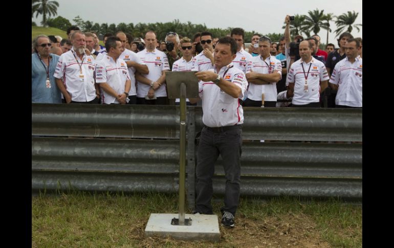 Fausto Gresini (c), propietario del San Carlo Honda Gresini, durante la colocación de una placa que recuerda al piloto italiano. EFE  /