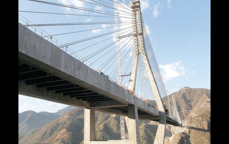 Icono. Esta carretera incluye el Baluarte, el puente colgante más grande del mundo, con 1,124 metros de longitud. REUTERS  /