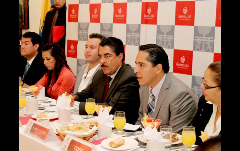 Ramiro Hernández y Andre Max Miranda presidieron la presentación de la medalla al Mérito Deportivo. ESPECIAL  /