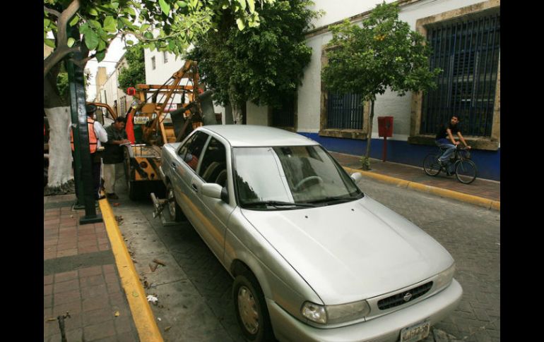 Se reforzarán multas por estacionarse en línea amarilla, doble fila, en rampa para discapacitados o pasos peatonales.  ARCHIVO  /