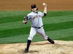 Barry Zito domina sin problemas a los bateadores de San Luis. AFP  /