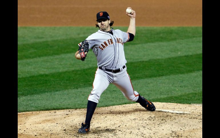 Barry Zito domina sin problemas a los bateadores de San Luis. AFP  /