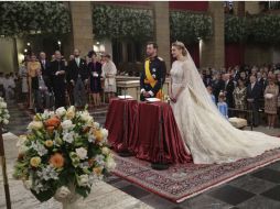 Guillermo y Stephanie, príncipes de Luxemburgo, dándose el sí quiero en la Catedral de Nuestra Señora. EFE  /