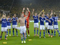 Los jugadores del Schalke 04 celebran tras haber vencido a su acérrimo rival, el Borussia Dortmund. AP  /