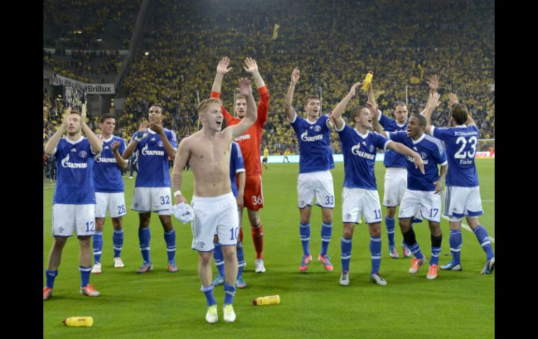 Los jugadores del Schalke 04 celebran tras haber vencido a su acérrimo rival, el Borussia Dortmund. AP  /