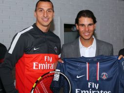 Nadal fue el encargado del saque de honor del partido entre el PSG y el Stade de Reims, tras el canje con Ibrahimovic. AFP  /