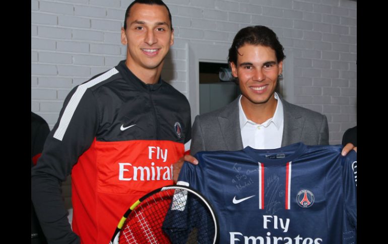 Nadal fue el encargado del saque de honor del partido entre el PSG y el Stade de Reims, tras el canje con Ibrahimovic. AFP  /