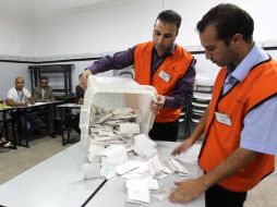 Autoridades electorales cuentan votos durante las elecciones municipales de la ciudad de Hebrón en Cisjordania. EFE  /