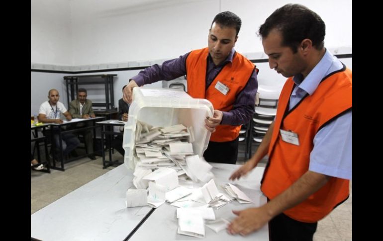 Autoridades electorales cuentan votos durante las elecciones municipales de la ciudad de Hebrón en Cisjordania. EFE  /