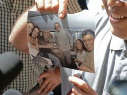 El ex vicepresidente de Venezuela, Elías Jaua, muestra una foto tomada ayer en compañía del líder cubano Fidel Castro. AFP  /