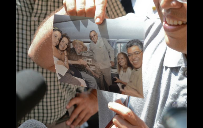 El ex vicepresidente de Venezuela, Elías Jaua, muestra una foto tomada ayer en compañía del líder cubano Fidel Castro. AFP  /