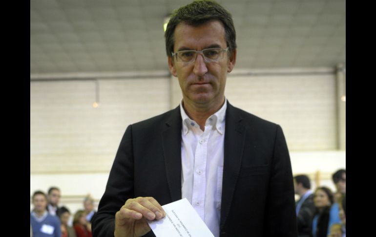 Alberto Nuñez Feijóo, candidato del Partido Popular, al momento de emitir su voto. AFP  /