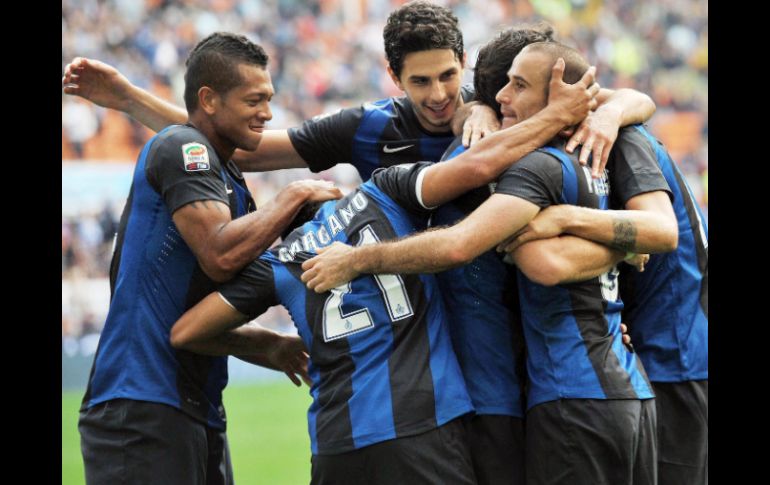 Los jugadores del Inter festejan el 2-0 ante el Catania. EFE  /