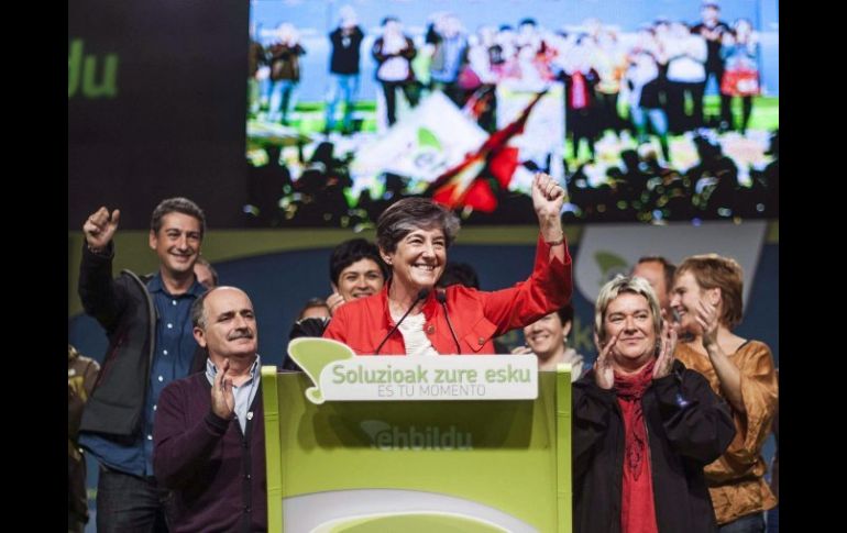 La candidata a Lehendakari por Bildu, Laura Mintegi (c), celebra los resultados obtenidos. EFE  /