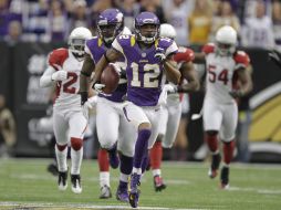 Percy Harvin (12) se escapa de los defensivos de Arizona durante el partido. AP  /