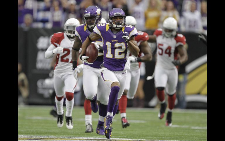 Percy Harvin (12) se escapa de los defensivos de Arizona durante el partido. AP  /