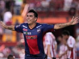 Esteban Paredes anotó dos goles en el triunfo del Atlante sobre las Chivas. EFE  /