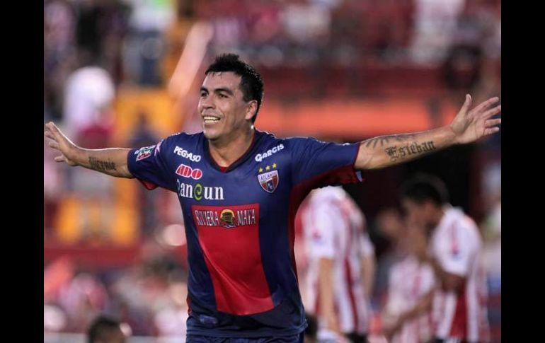 Esteban Paredes anotó dos goles en el triunfo del Atlante sobre las Chivas. EFE  /