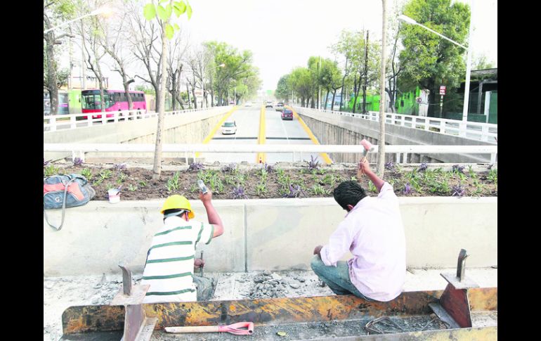 DETALLES MENORES. Luego de que el tráfico fuera normalizado, sólo faltaba concluir con trabajos en jardineras y retornos.  /