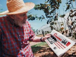 Fidel Castro exhibe la portada del diario Granma del viernes 19 de octubre, el artículo mostraba nueve fotos de Castro. EFE  /