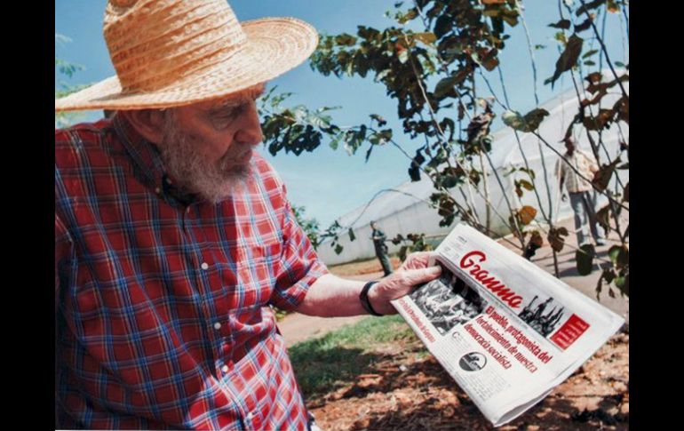 Fidel Castro exhibe la portada del diario Granma del viernes 19 de octubre, el artículo mostraba nueve fotos de Castro. EFE  /