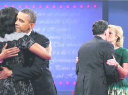 Tanto Obama como Romney fueron felicitados por sus esposas al concluir el último de debates frente a la nación. AP  /