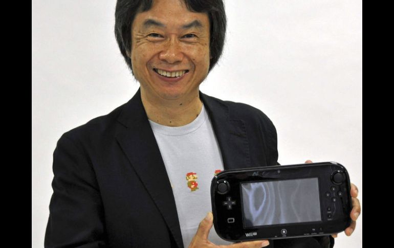 Shigueru Miyamoto, creador del famoso personaje ''Super Mario'', posa con la nueva videoconsola Wii U. EFE  /