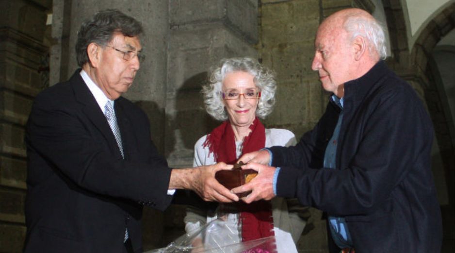 Cuauhtémoc Cárdenas entregó el premio Amalia Solórzano de Cárdenas 2012 a Eduardo Galeano y Marta Lamas en el Palacio de Minería. NTX  /