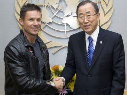 Felix Baumgartner (i) habló de su salto con el secretario general de la ONU, Ban Ki-moon. AP  /