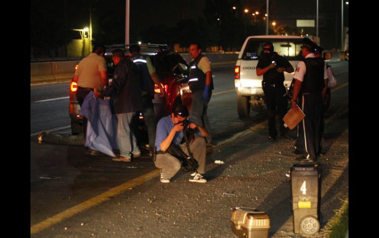 Los cuerpos fueron trasladados a la morgue de la Zona Metropolitana de Guadalajara, por personal del Semefo.  /