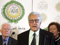 El mediador internacional para Siria, Lajdar Brahimi (c), hace una declaración a la prensa sobre posible tregua. EFE  /